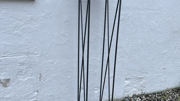 Brændestativ lavet i jern – perfekt til haven