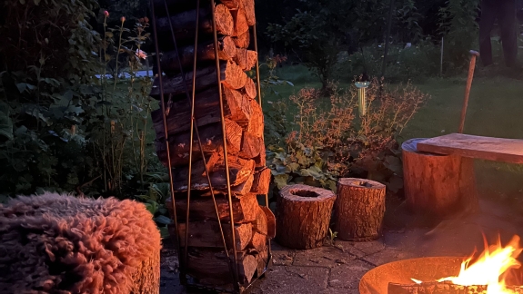 Brændestativ lavet i jern – perfekt til haven fra kunstner i Havndal